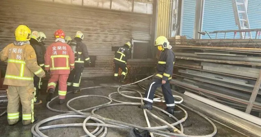 火光白煙狂冒出！宜蘭五結鄉鐵工廠失火　警急拉水線撲滅火勢
