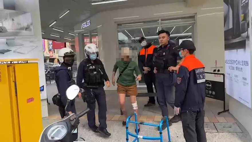 快訊/高雄女遭「甩巴掌」亮刀殺母？警急赴現場救援