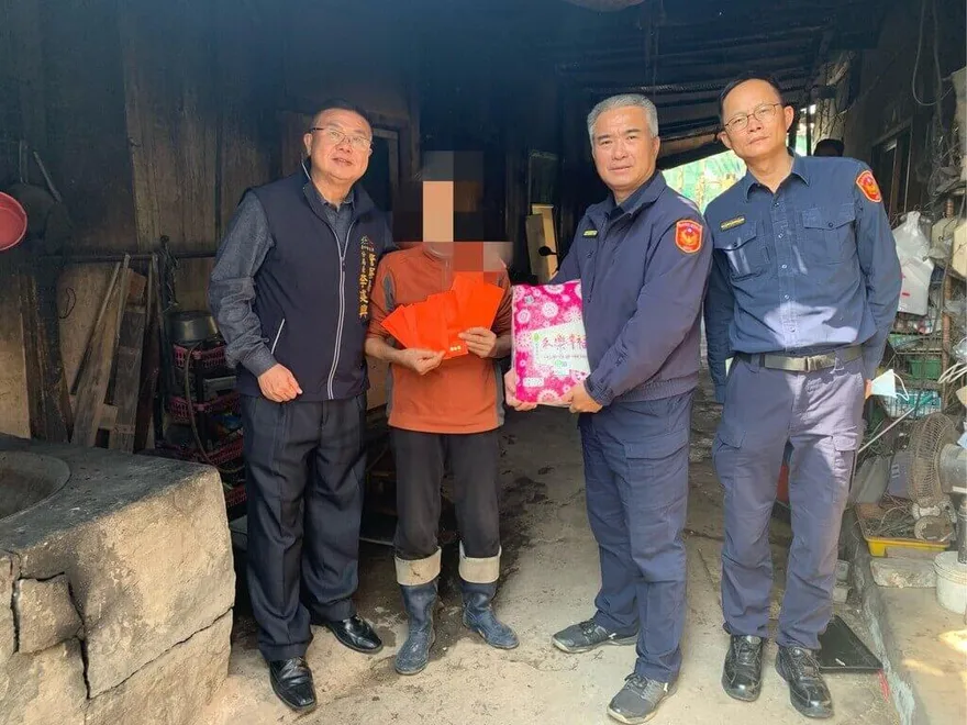 獨居拾荒婦燒柴生火三餐不繼　台中警助度難關