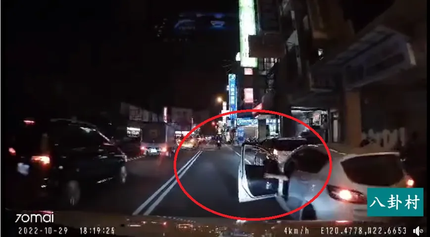 影/三寶違停還埋地雷！突開車門「後車無情撞上」被折半　15秒片超過癮