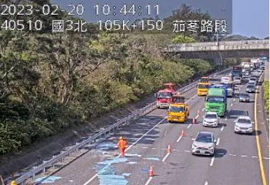 快訊/國三茄苳段貨車翻覆！「玻璃碎片」灑滿地　現場畫面曝