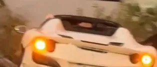 1700萬法拉利出車禍！離奇打滑撞路邊3車　失控瞬間曝光