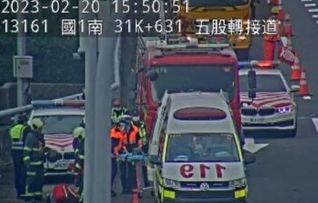 快訊/機車誤闖國1汐五高架！騎士遭轎車撞傷送醫