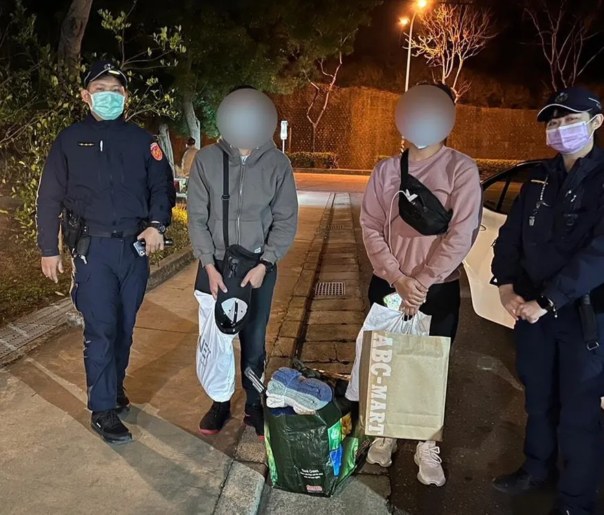 2外籍人士「人生地不熟」！暖心警護送回宿舍　網大讚：台灣之光
