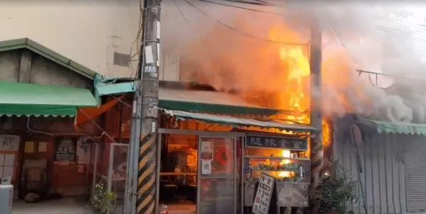 快訊/台中素食店驚傳火警！　火舌亂舞警消灌救中