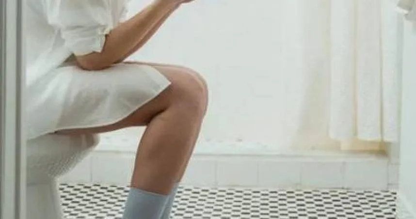 女子上公廁「妹妹被水濺到」憂得菜花　婦產科醫揭9成9都跟「它」有關！