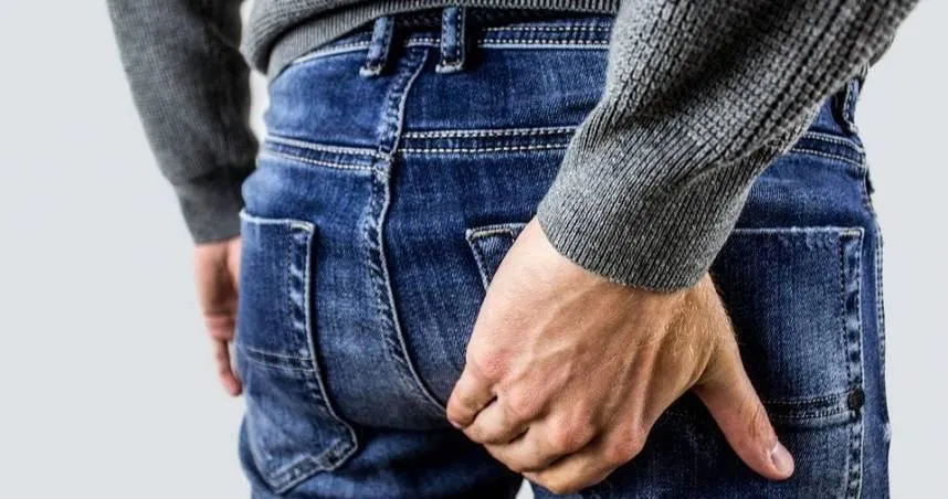 痔瘡發作…女友當月事處理！他遭「銷魂掌突襲」痛不欲生　癱軟在地髒話狂飆