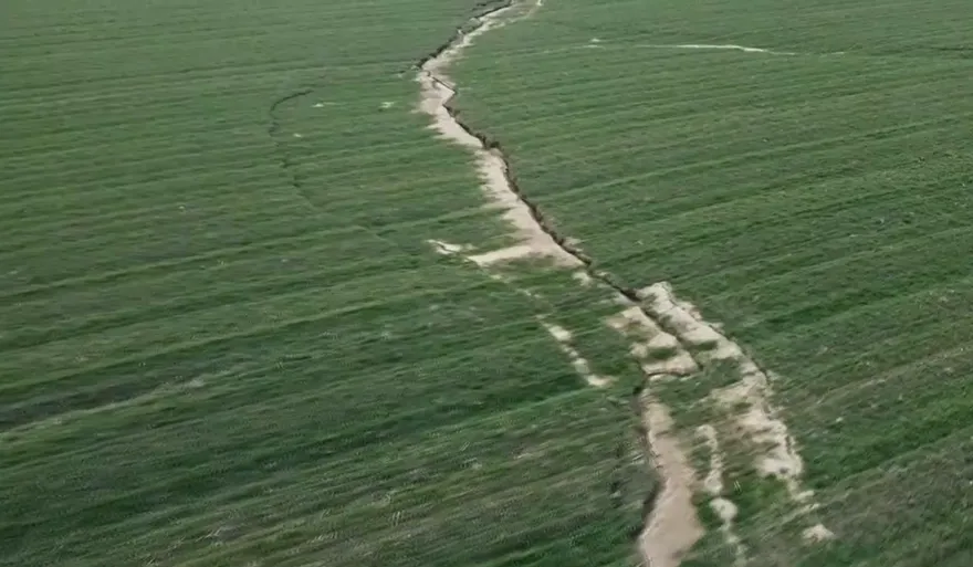 影/土敘強震撕裂地表！土耳其南部出現300公里裂縫　幾乎與台灣等長