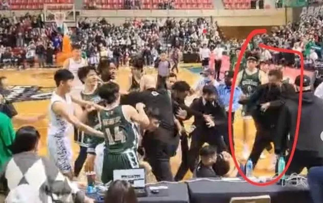 影/T1鬥毆觀眾席視角曝！哈孝遠氣指「劉董偷踹」　142字狠酸：祝腳骨勇健