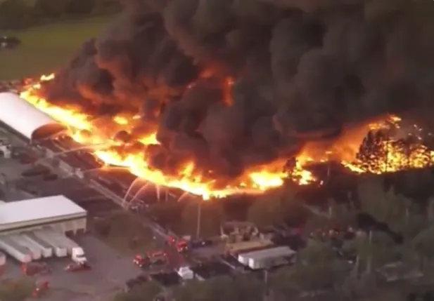 影/美國佛州祝融之災不斷　兩處工廠接連大火驚人濃煙竄天際