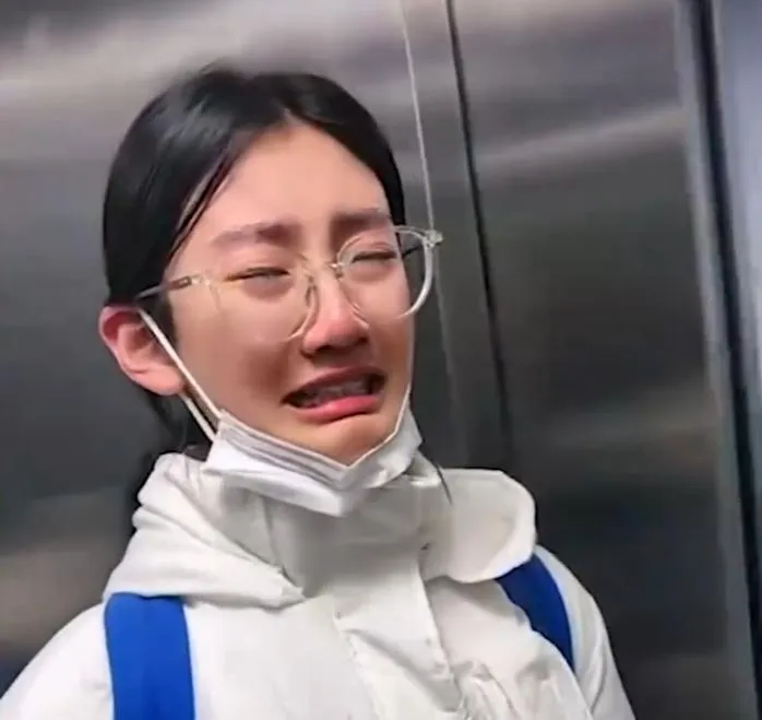 影/聽聞學費一年22萬　女高中生電梯內淚崩：我老花妳錢