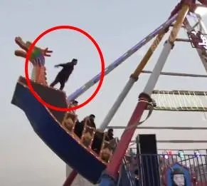 影/超狂男子站海盜船船頭「御風而上」　遊客全嚇壞：現在賣站票了嗎