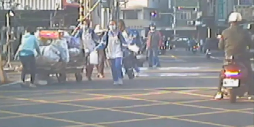 影/台灣最美風景！4女協助拾荒阿嬤過平交道　只差25秒險遭火車撞上