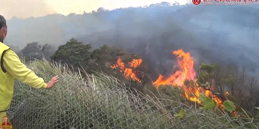 白沙屯媽祖繞境遇火燒山！山頭「火勢延綿」濃煙瀰漫…行程受阻