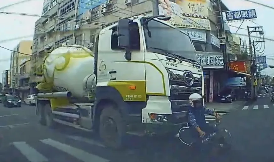 影/預拌混凝土車視線死角又出事！　7旬翁騎機車慘捲車底遭輾亡
