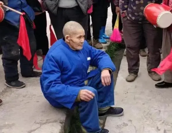 老翁失蹤車禍亡11年後「死而復生」　家人全嚇傻「當年火化的是誰」