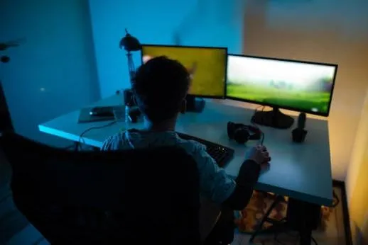 12歲少女網路成癮釀憂鬱又常分心　醫籲別輕忽成癮問題：身心恐生病！