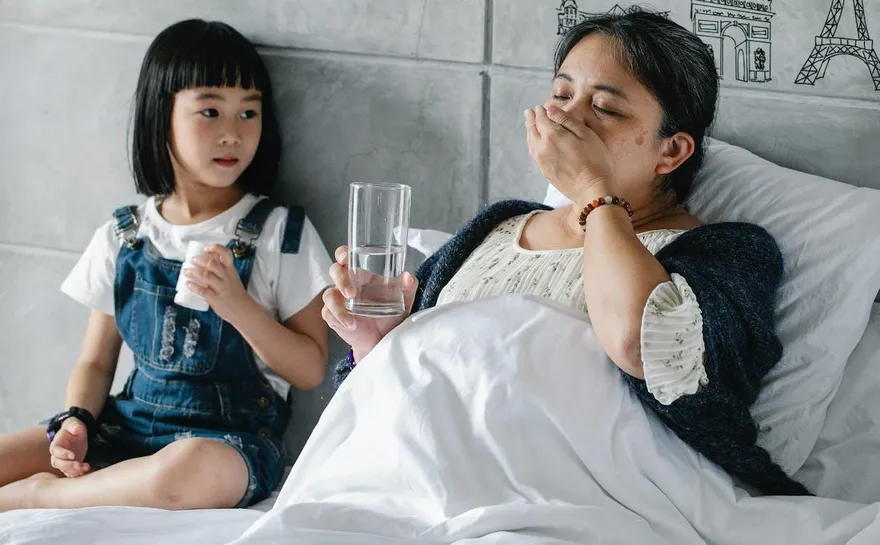 吃藥配溫開水才對！吃藥後1小時內「配4食物」傷身 　醫示警嚴重恐增肝毒性
