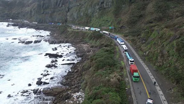 快訊/台2線驚見「海景停車場」！雙向車潮塞爆　駕駛下車看海
