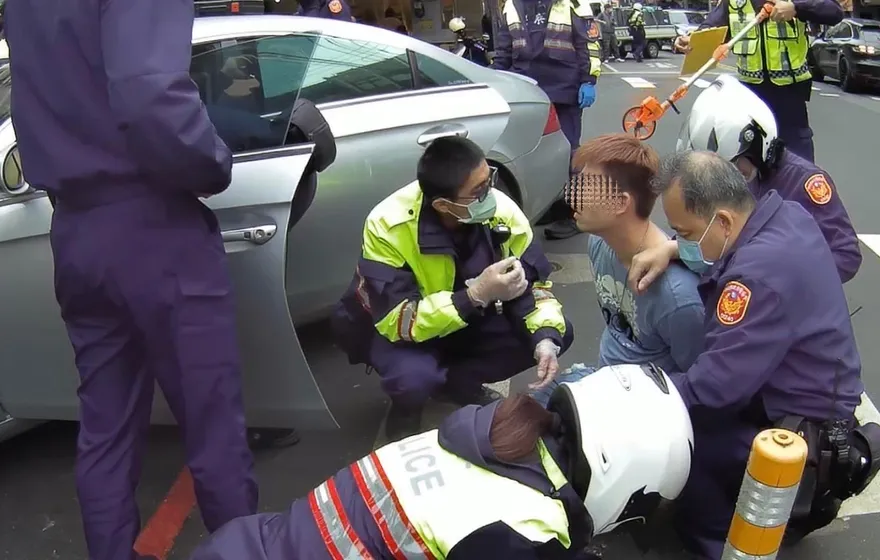 「這位哥」果然囂張！他違停睡覺槍擺腿上　躲警網圍捕追撞4車後仆街就逮