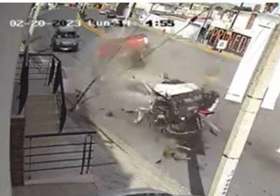 出遊淪死亡之旅！少年遭皮卡車滅頂　下秒當場斷魂…驚悚畫面曝