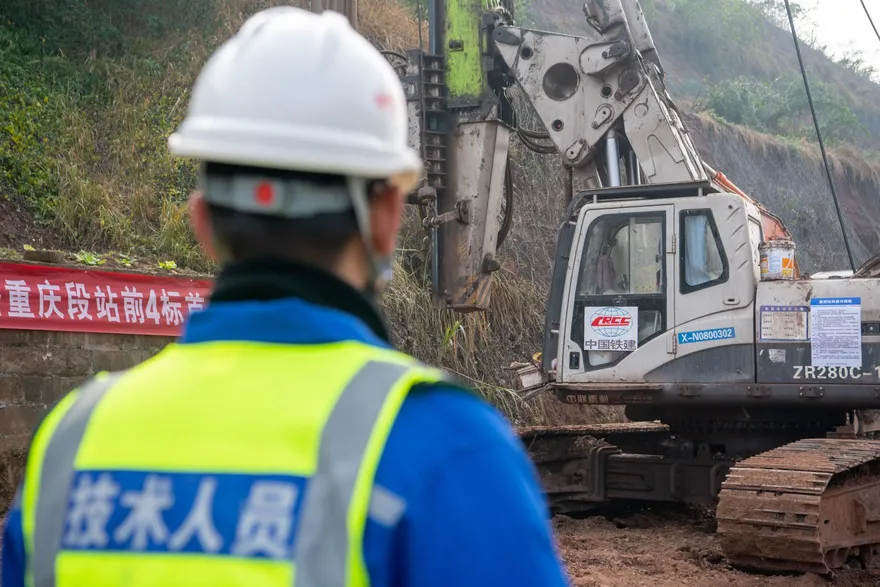 陸再傳重大工安意外！成渝中線高鐵工程圍牆倒塌釀5死