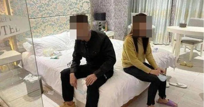 尷尬了！男住旅館找小姐「驚見自己老婆」　氣到打人進警局