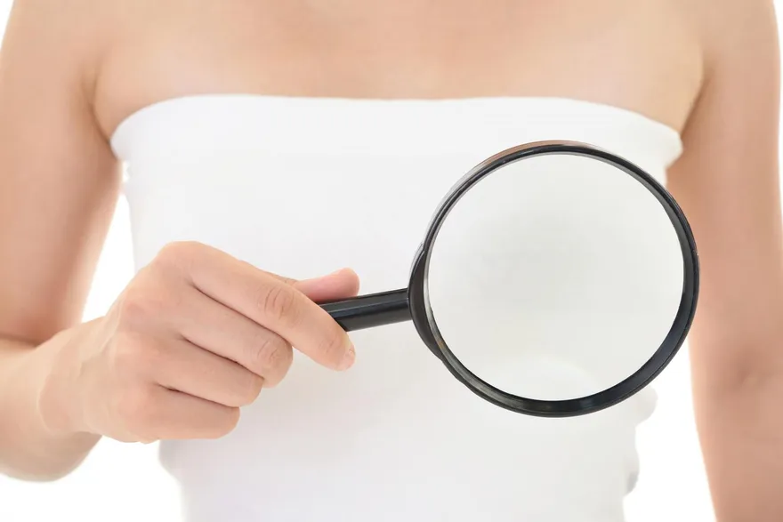 英媽隆胸手術失敗爆痛「像被公車撞」　就醫檢查傻了：假體裂成兩半