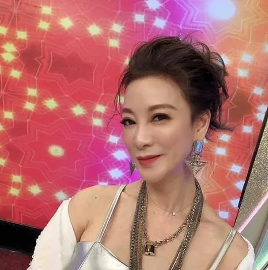 泳池驚見「甜不辣在漂」！楊繡惠抓包男女水中調情　沈玉琳笑翻：整座池都蝌蚪