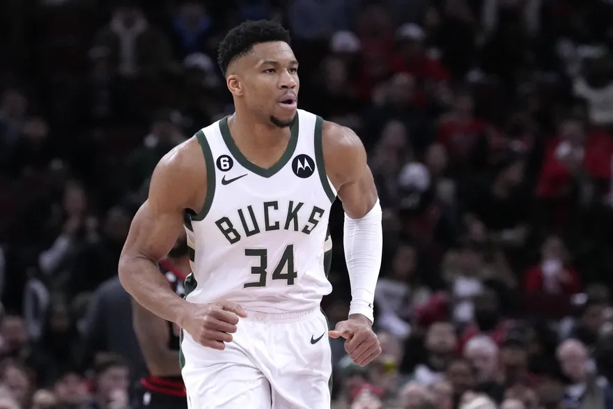 影/有沒有這麼衰！連2戰受傷　字母哥復出首戰又因膝傷退場