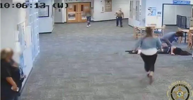 不爽Switch被沒收「122公斤男學生連揮21記重拳」狂K女老師　打到昏迷不醒