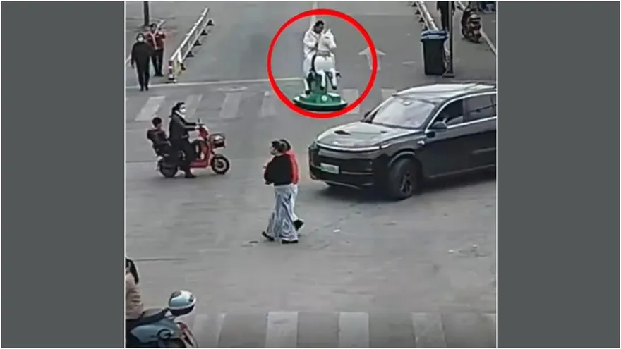 影/太想當「白馬王子」！男子騎白馬玩具車上街被警攔　網友嘲：想去西天取經？