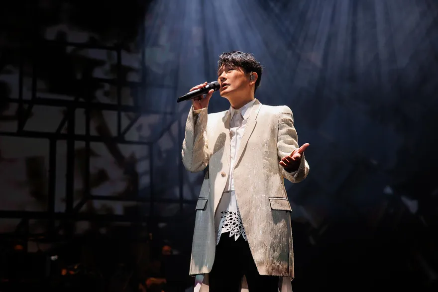 3度攻蛋猛飆金曲！張信哲登場就唱《愛如潮水》　台下現身超多大咖