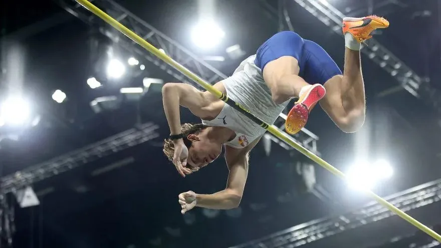 影/天空無極限！23歲瑞典鳥人飛越6米22　再寫撐竿跳世界新猷