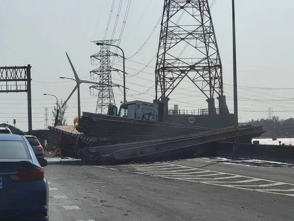 快訊/台61線拖板車撞分隔島！鋼筋散落道路…彰化洋厝段僅單線通行