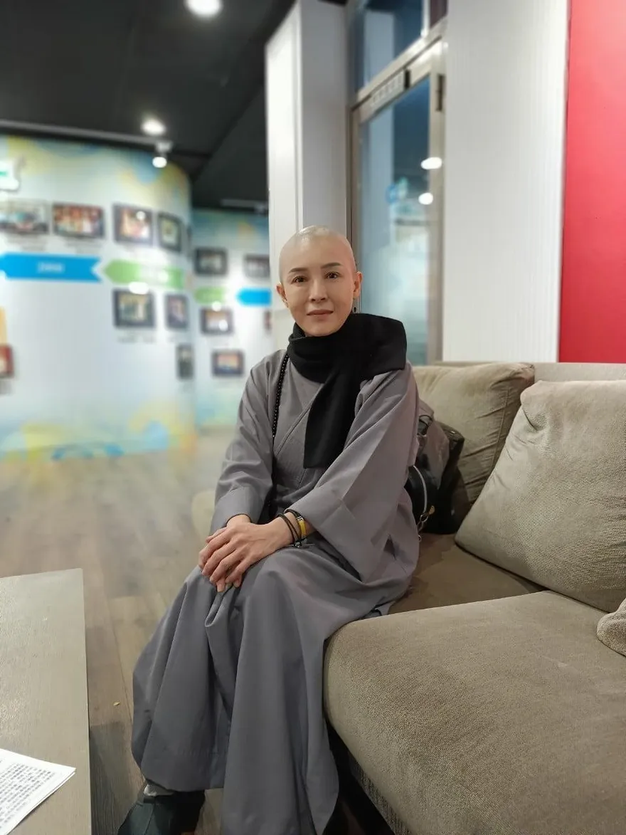 女星2次開顱手術！嘆「生命無常」剃度出家　這1事「突破傳統」曝近況