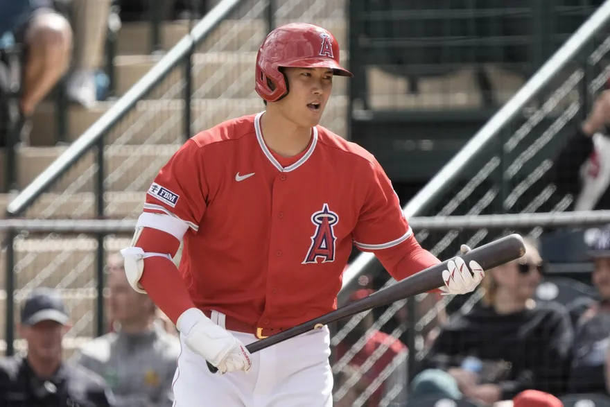 影/大谷翔平首次面對投球時鐘！　首打席夯到全壘打牆上