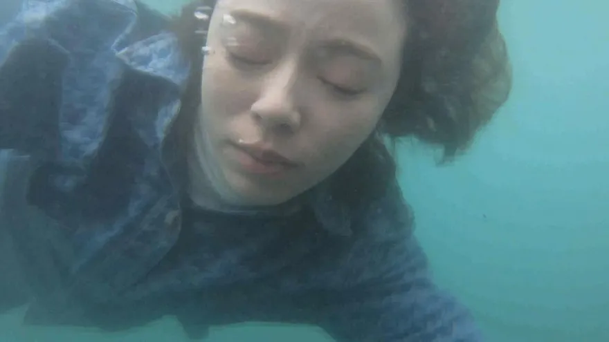 王瞳被推落海！7度寒流「沉入海中險失溫」近況曝