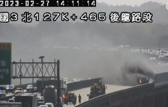 快訊/國3火燒車意外！南下128K處槽車起火駕駛驚險逃出　目前全線封閉