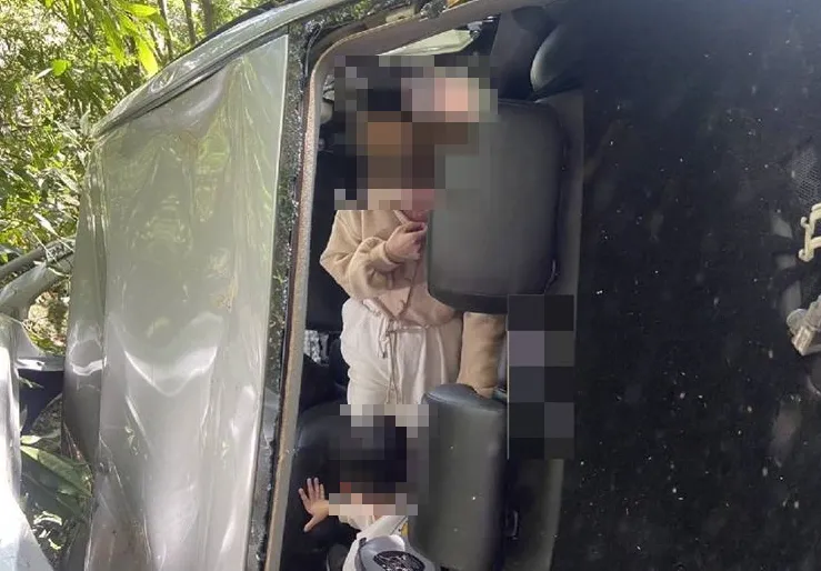 新竹轎車翻落30米深山谷！母抱3歲兒困車內驚險獲救