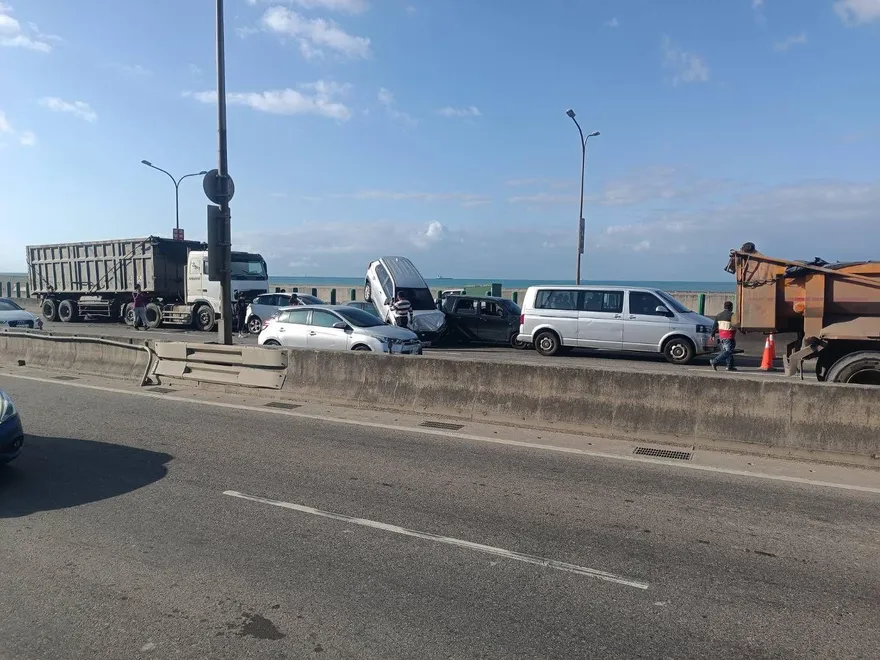 快訊/台61線連環車禍！疑連結車失控撞5車　傷亡不明搶救中