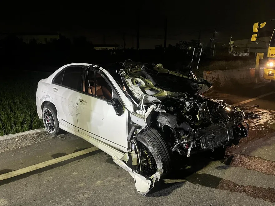 快訊/台南賓士C300撞毀！墜3米水溝車頭爆裂　2男送醫不治