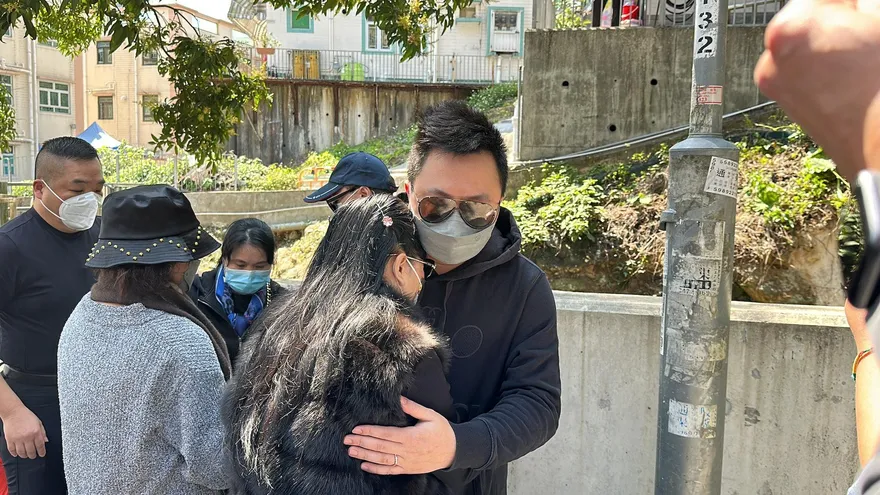 香港名媛分屍案/蔡天鳳親友回案發現場祭拜　蔡媽媽難忍悲痛哭倒女婿懷中