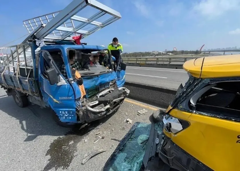 新竹西濱4車追撞！小貨車疑似煞車不及釀禍　4人送醫