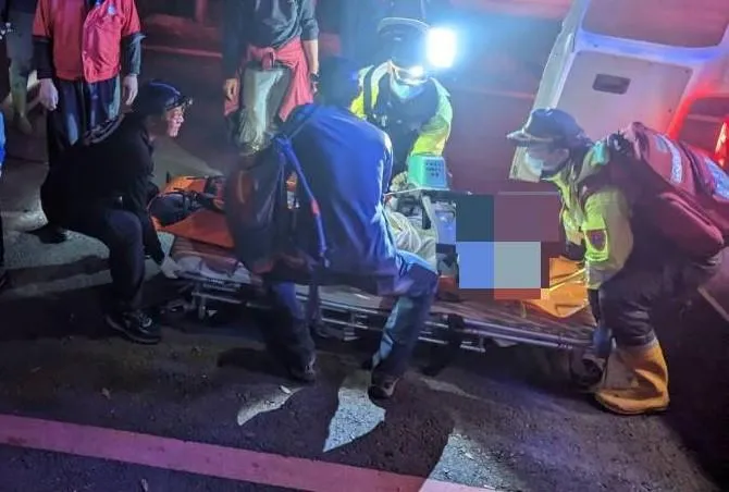 影/新北貢寮桃源谷7旬翁倒臥古道口！民眾協助CPR　無呼吸心跳送醫急救