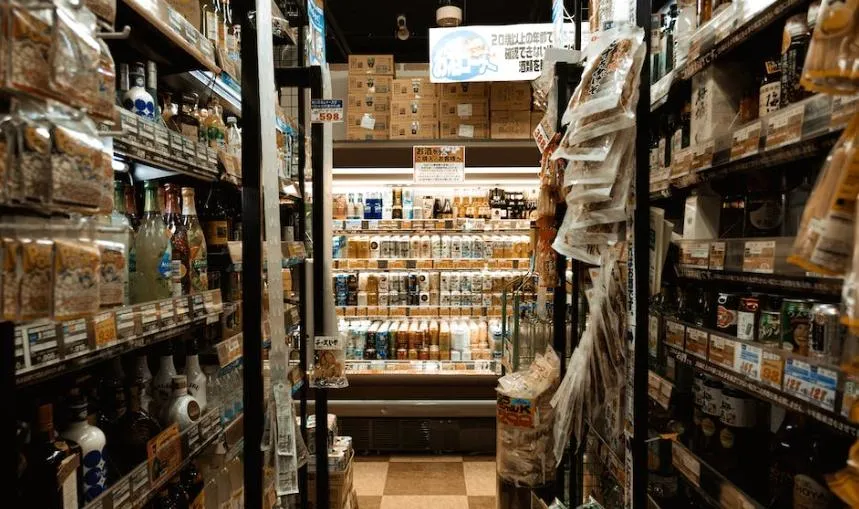 工人驚見「冰櫃牆縫卡乾屍」！竟是失蹤10年超市店員