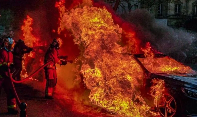 快訊/台南新營凌晨火燒車！車旁3公尺發現1焦屍