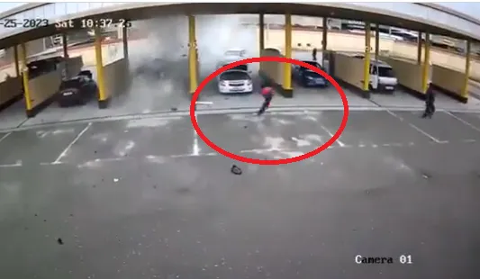 影/已被死神鎖定！加油站爆炸「鋼瓶彈出」他逃竄…下秒精準命中：死了