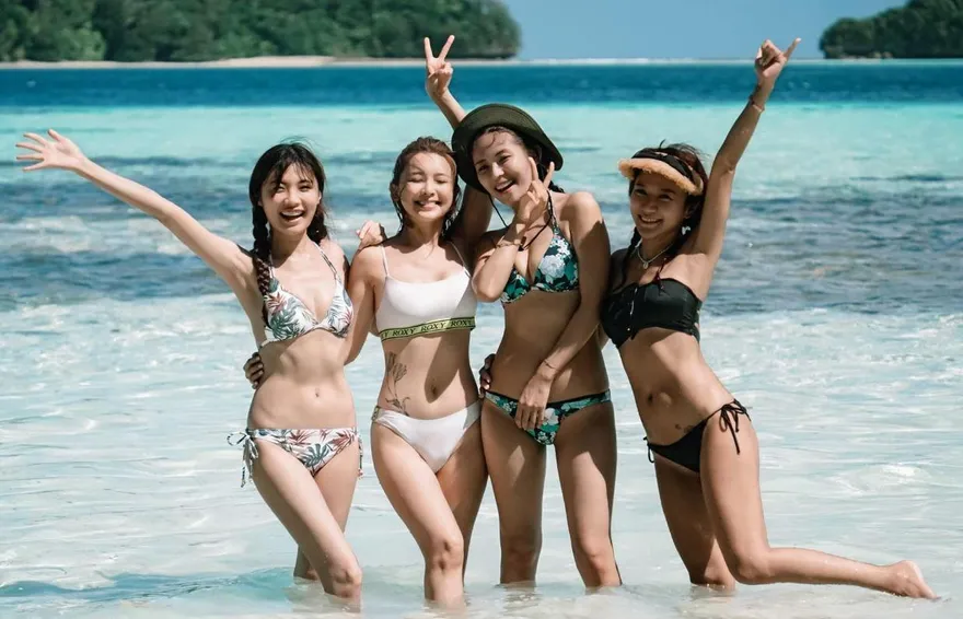 「台8女神」脫了！海邊解放比基尼　4大女神轉身曬裸背…羞喊：我們是漂亮寶貝