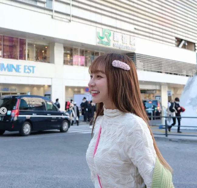 赴新宿再登日媒版面！林襄街拍洩邪惡視角　外套滑落UU藏不住